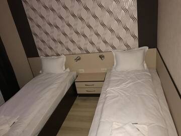 Фото номера Двухместный номер с 2 отдельными кроватями и балконом Отель Hotel Body M г. Vratsa 4